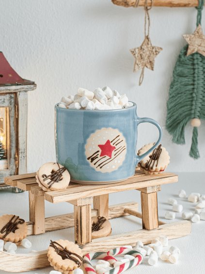 Modrý keramický hrnek s lineckým cukrovým a červenou hvězdou - vánoční keramika ruční výroba