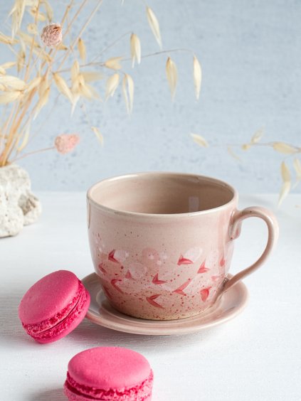 Růžový keramický šálek s podšálkem Poletující lístky – jemný růžový listový dekor, lesklá glazura.