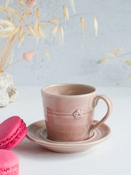 Starorůžový keramický šálek s podšálkem na dvojité espresso s reliéfním motivem pomněnky a růžovými makronkami