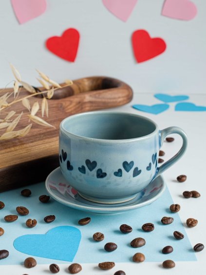 Ručně malovaný modrý šálek s motivem srdíček