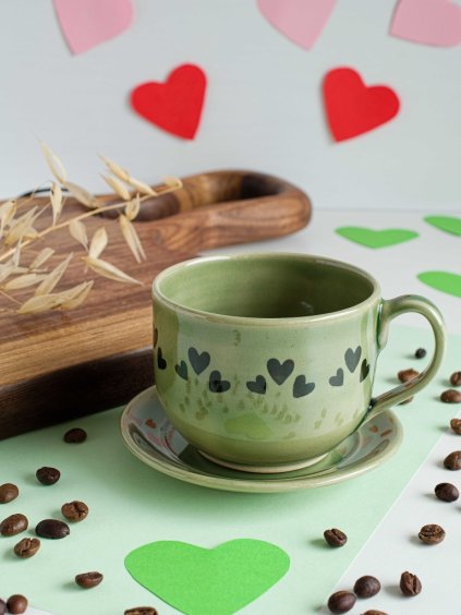 Ručně malovaný zelený šálek s motivem srdíček