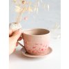 Růžový keramický šálek s podšálkem Poletující lístky Růžový keramický šálek Poletující lístky v ruce s podšálkem – hladký okraj, jemný listový dekor