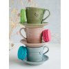 Ručně točené keramické šálky s podšálky na dvojité espresso s jemným reliéfem pomněnky v pastelových barvách s barevnými makronkami