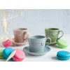 Keramické šálky s podšálky na dvojité espresso s jemným reliéfem pomněnky v modré, růžové a zelené barvě s makronkami