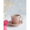 Starorůžový keramický šálek s podšálkem na dvojité espresso s reliéfním motivem pomněnky a růžovými makronkami