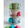 Tři keramické šálky s podšálky na dvojité espresso s reliéfem pomněnky v zelené, starorůžové a modré barvě s barevnými makronkami