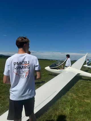Plánujete letos letecké závody? ✈️ Bez jedinečného oblečení to prostě není ono. V loňské sezóně jsme oblékly piloty a...
