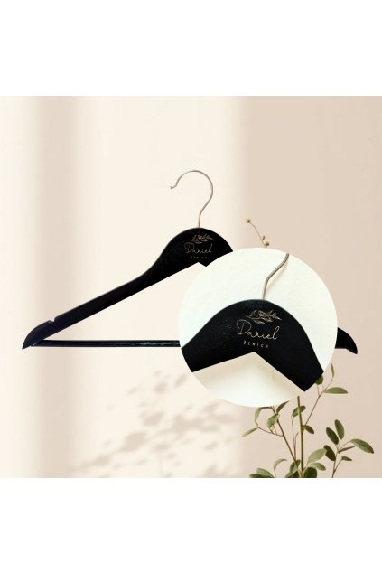 Drevený svadobný vešiak Čierny