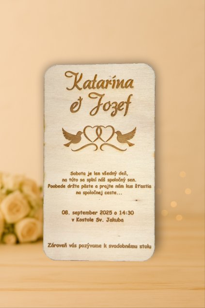 Drevené oznámenie s gravírovanými holubicami