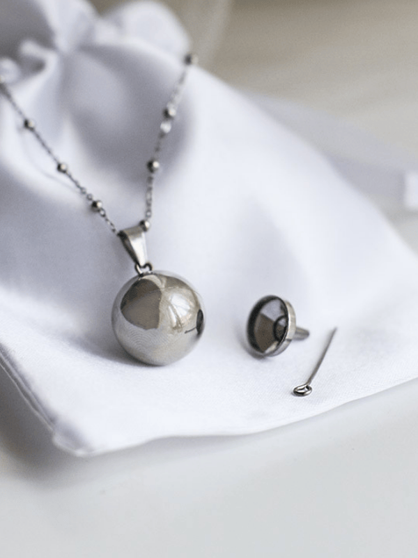 Jak naplnit vzpomínkový šperk popelem nebo srstí