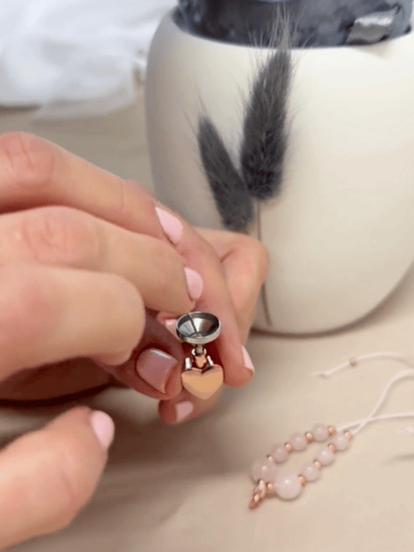 Plnění vzpomínkového šperku pomocí trychtýře