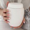 urna na popel mazlicka bila ruce