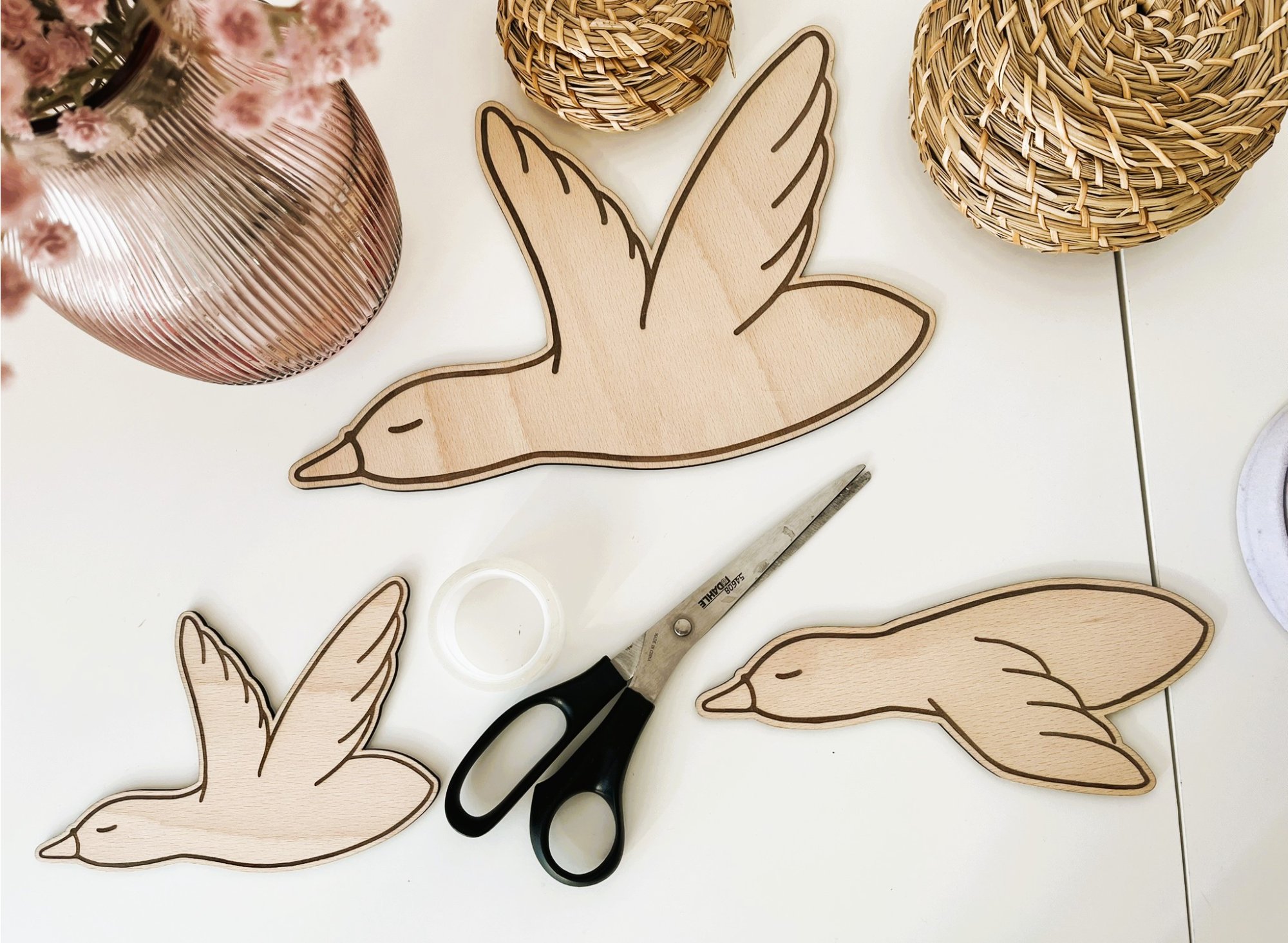 Jak nalepit dřevěnou dekoraci na zeď