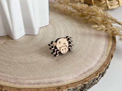 dřevěná brož pavouček