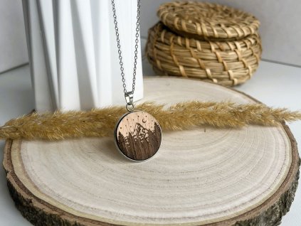 dřevěný náhrdelník hora a les