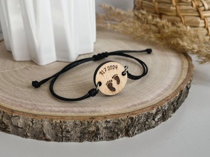 dřevěný náramek dětské nožky s datem