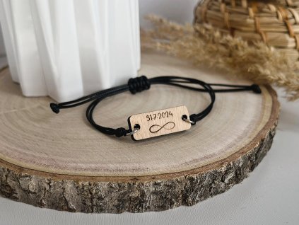 dřevěný náramek nekonečno s datem