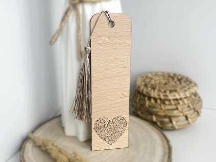 dřevěná záložka srdce z not