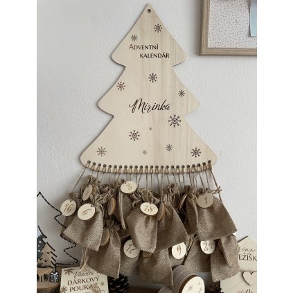 Dřevěný adventní kalendář - Strom se jménem