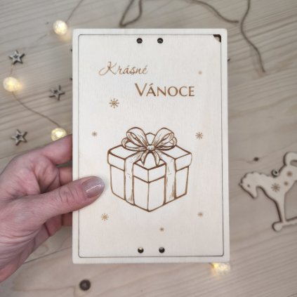 drvene vanocni prani na penize darek v ruce