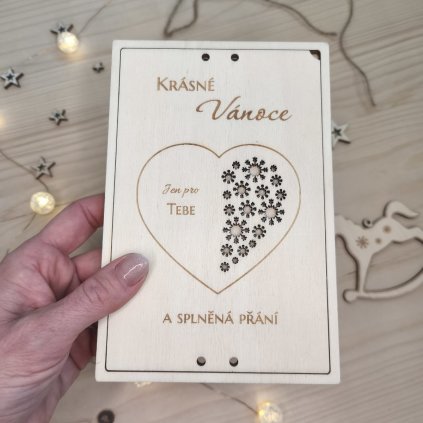 drevene vanocn prani na penize srdce s vlockami v ruce