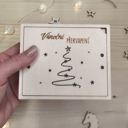 drevene vanocni prani na darkovou kartu v ruce
