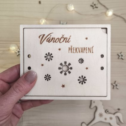 drevene vanocni prani na kartu vlocky v ruce