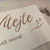drevena svatebni uvitaci cedule detail