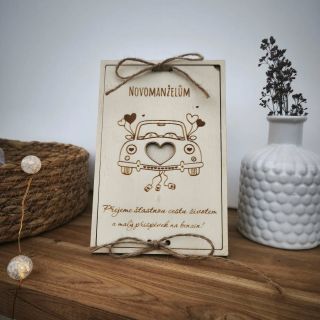 Svatební přání na peníze 🌿 Některé dary se neukládají do obálky, ale do dřevěného přání. Tohle svatební s motivem 🚗 je...