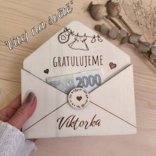 Někdy i malá pozornost může být velkou vzpomínkou. ✨ Darovat peníze v klasické papírové obálce je fajn, ale co to zkusit...