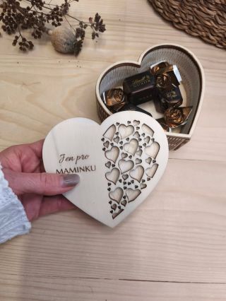 Někdy stačí maličkost, která řekne víc než tisíc slov. ❤️ 🤎 Vyrobila jsem dřevěné srdíčko „Jen pro maminku“, do kterého...