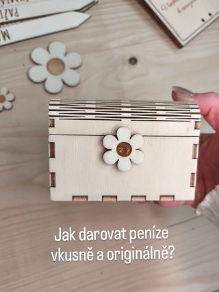 Který detail vás baví víc - kytička, nebo to gravírování ? 🌼 #tipnadarek #narozeniny #vyrobenovcesku #vlastbitvorba