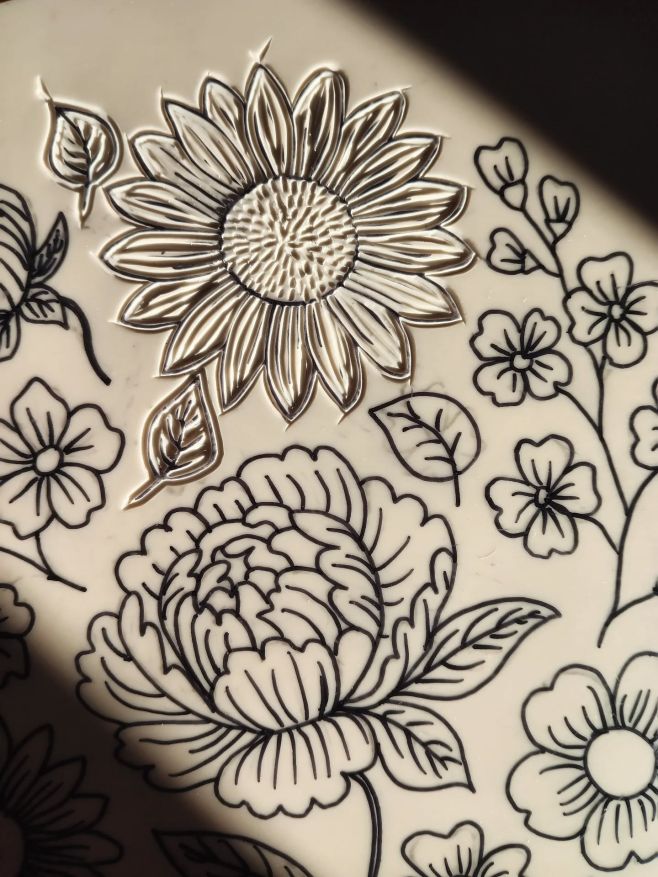 Každé moje linorytí má 5 fází. 1. Vymýšlím a kreslím nápad a jsem nadšená. 2. Obtisknu návrh na lino a obtahuji lihovkou....