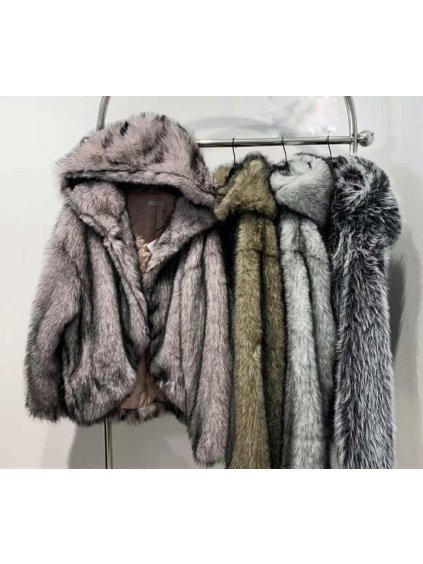 Kožešinový kabátek s kapucí