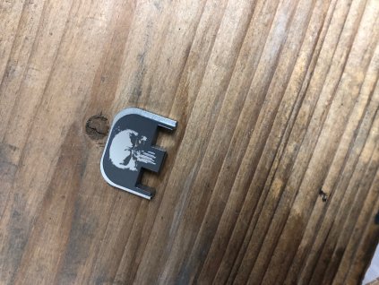 Zadní čelo závěru Punisher, anodizace Ti