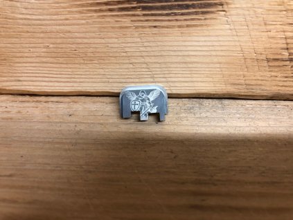 Zadní čelo závěru motiv Sv Michael ,  anodizace Titan