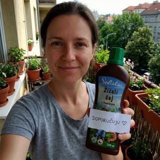 Chcete, aby vám sousedé záviděli balkon? 🌿✨ Dopřejte svým rostlinám tuhle „superpotravinu“! Sedlákův Žížalí čaj s humátem...