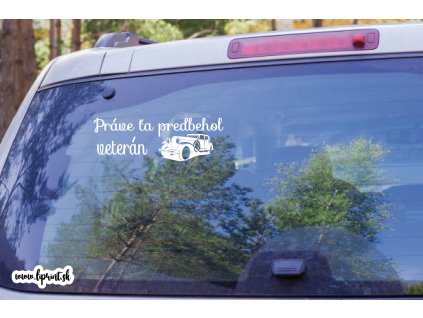 Nálepka Práve ťa predbehol veterán (Farba Brúsený Hliník, Rozmer 30x10)