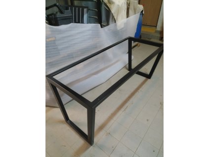 Podnož ke stolu ve tvaru obdélník 70 x 170 cm.