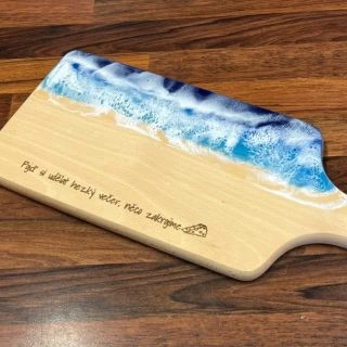 „A na čem letos budete koledníkům servírovat chlebíčky vy?“❤️ Designové servírovací prkénko s motivem mořské pěny od 690...