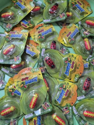 Také jsme nabídku rozšířili o tyto malé pohyblivé brouky na beterie ❤️ Brouček na baterie je drobná plastová pohyblivá...