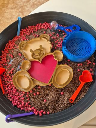 Dneska lekce "Zapoj smysly na téma : Láska" v @centrumhonorata ❤️ #littlebee #smyslovehrani #sensoryplaytime #love...