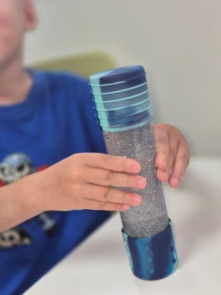 ✨ Senzorické lahve, které děti nepřestanou bavit ✨ Stačí zatřepat… a začíná kouzlo 💫 Třpytky se pomalu pohybují, světlo se...