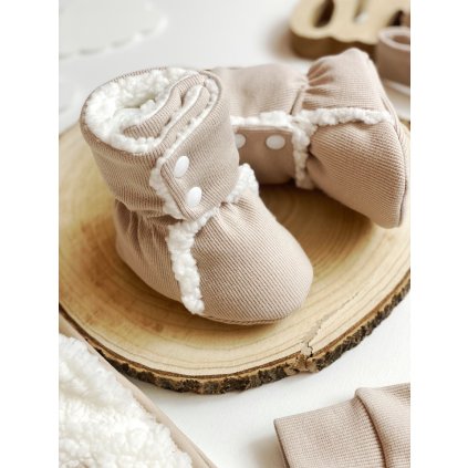 Zateplené capáčky z beránkem béžové. Chcete barvu z katalogu? Při objednávce napište do poznámky vybrané číslo.