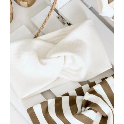 Čelenka z žebrovaného úpletu smetanová