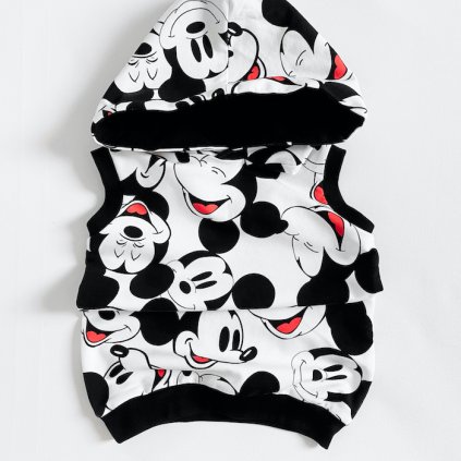 Vesta s kapucí "Mickey Mouse"