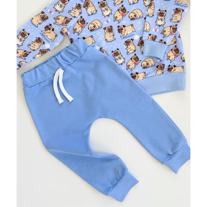 Tepláky v nedeské barvě