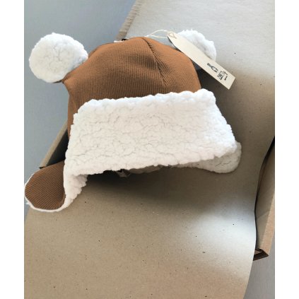 Ušanka s beránkem karamelová. Chcete barvu z katalogu? Při objednávce napište do poznámky vybrané číslo.