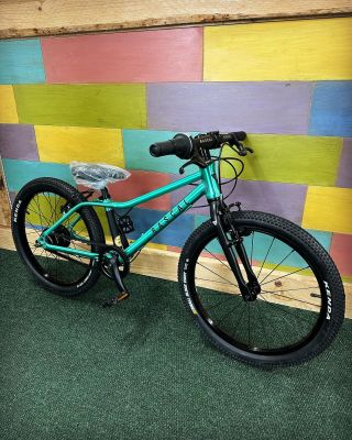 Limitovaná edice od @rascalbikes❗️novinka ve velikosti 20 v barvě Emerald. Pětistupňová přehazovačka….tak neváhej a přijď...