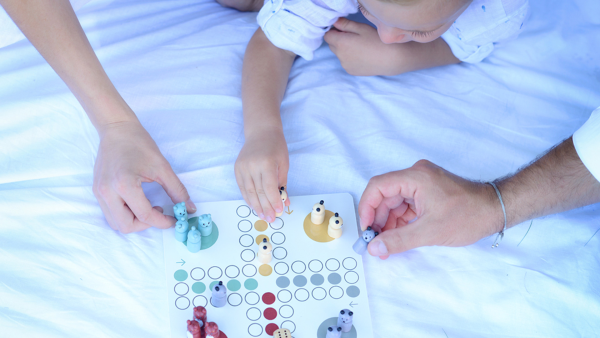 Trávte chvíle efektívne: Spoločenské hry pre celú rodinu!